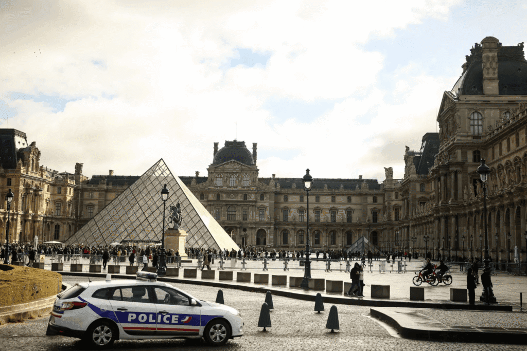 france-louvre-arrests